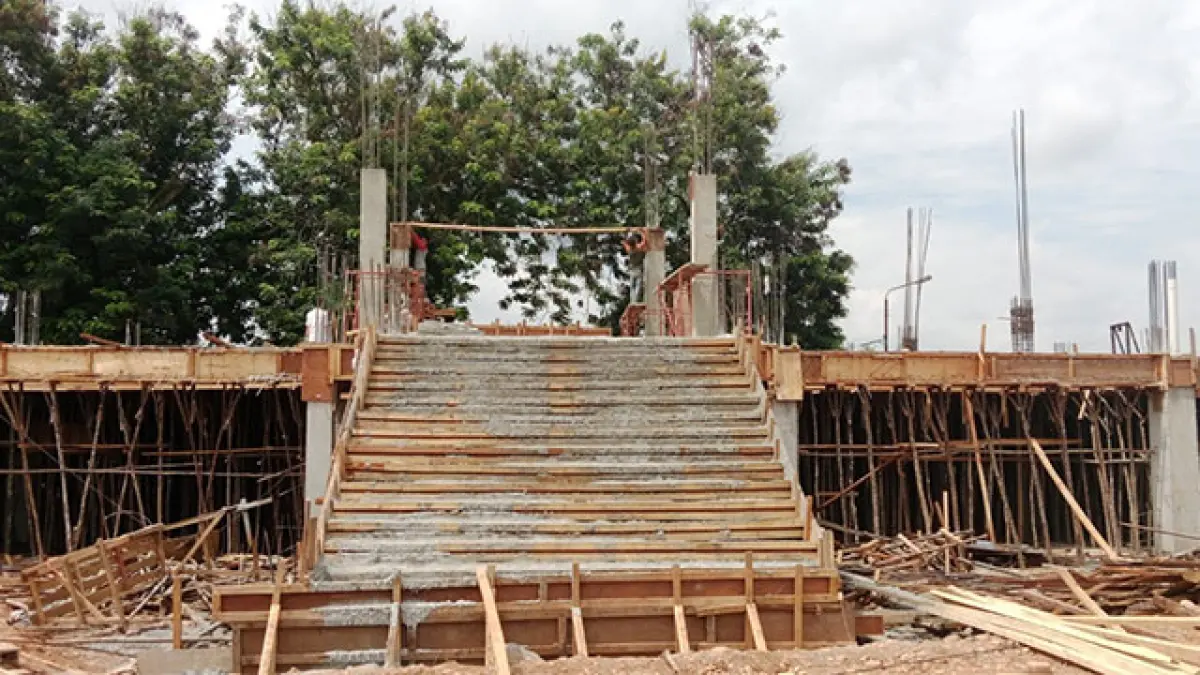 Pembangunan astaqa utama MTQ Riau di Kuansing, Senin (8/6/2026) masih terus dikebut. (Desriandi Candra)