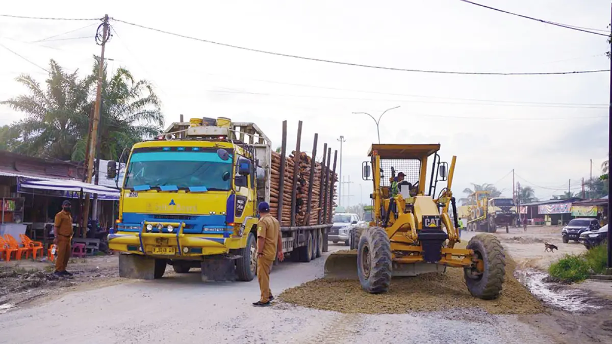 PEMELIHARAAN JALAN: Jalan Simpang Minas-Simpang Tualang saat dilakukan pemeliharaan oleh Dinas PUPR PKPP Riau, baru-baru ini. (DISKOMINFO RIAU UNTUK RIAU POS)