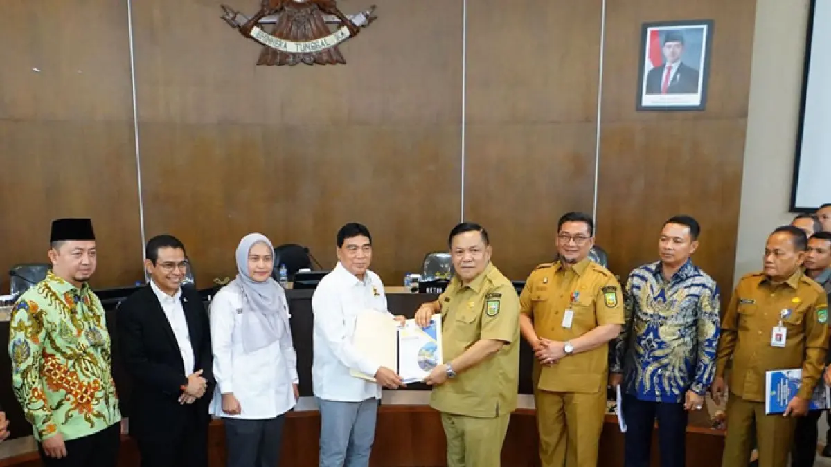Plt Gubri SF Hariyanto bersama anggota DPR RI Dapil Riau usai pembentukan forum di kantor Gubernur Riau, Senin (8/6/2026). (Diskominfo Riau untuk Riaupos.co)