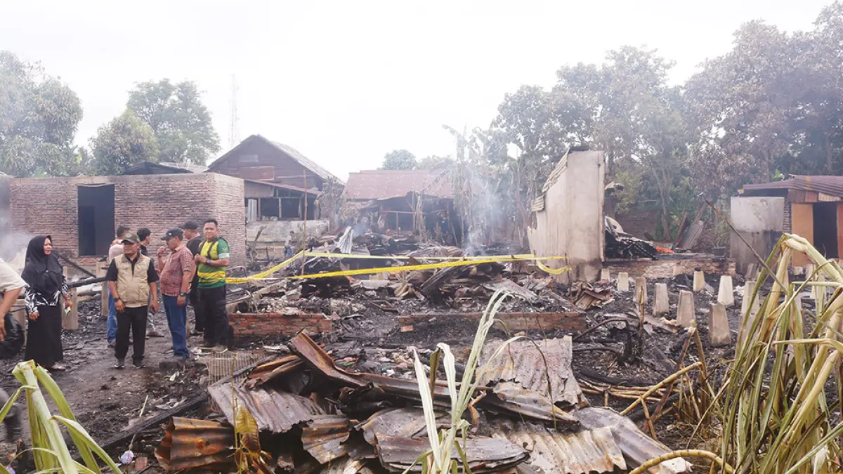POLICE LINE: Lokasi kebakaran di Jalan Sepakat Bulan Kelurahan Bagan Hulu, dipasangi police line guna penyelidikan polisi, Ahad (7/6/2026). (ZULFADHLI/RIAU POS)

