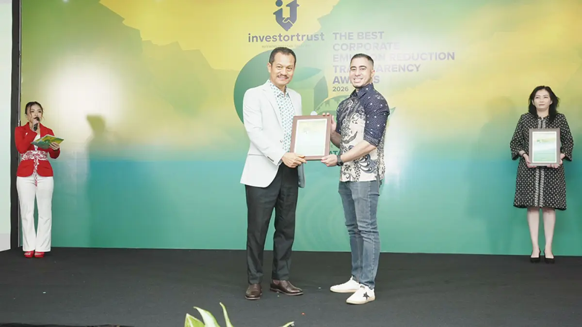 Group Head Corporate Com­munications & Sustainability XLSmart, Reza Mirza (kanan), mewakili perusahaan menerima penghargaan Diamond Achievement in Emission Transparency dalam ajang The Best Corporate Emission Reduction Transparency Awards 2026 di Jakarta, baru-baru ini. (XLSMART untuk Riau Pos)
