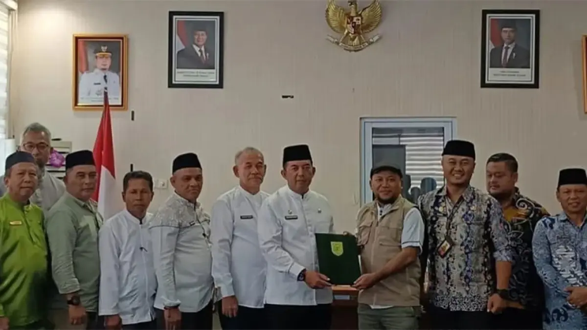 Sekdakab Inhu, Zulfahmi Adrian AP MSI saat menerima hasil ekspose terakhir studi kelayakan pembangunan IC dari pihak konsultan, Senin (8/6/2026). Foto Diskominfotik Inhu