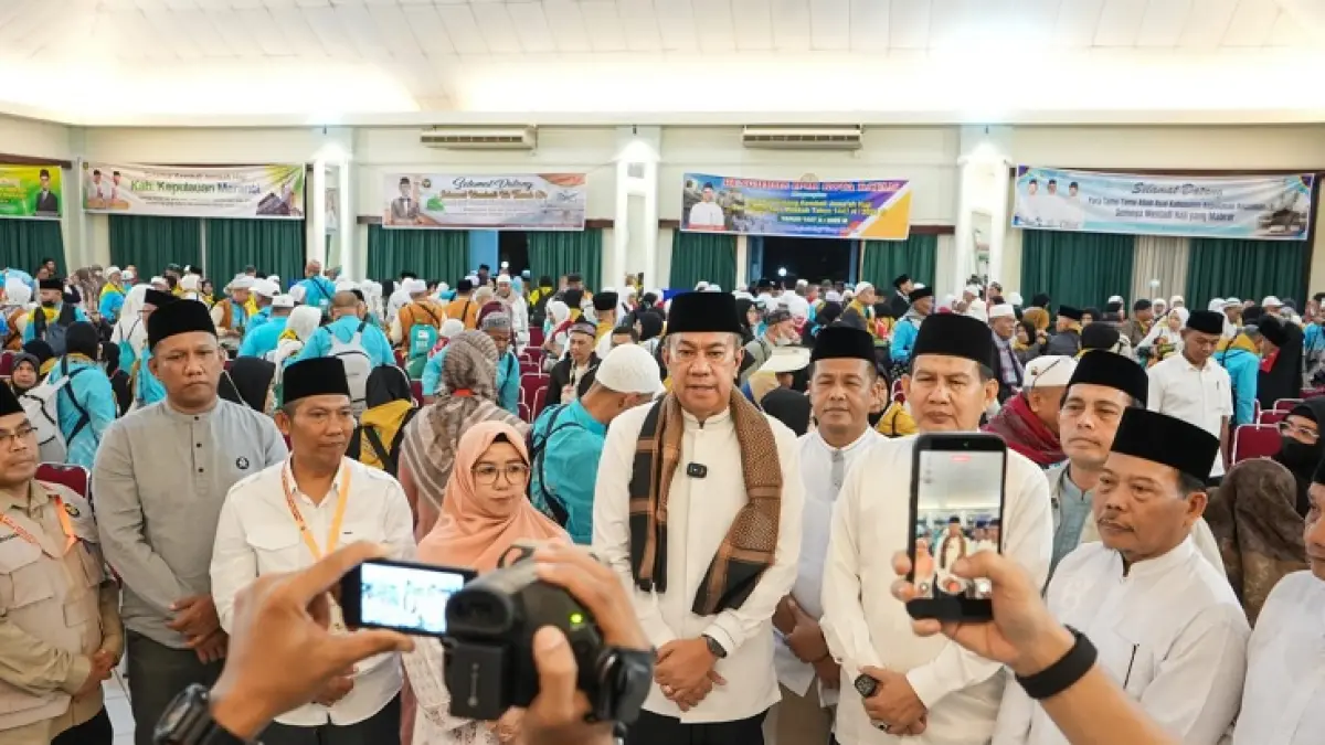 Wakil Bupati Muzamil ketika menyambut kepulangan jemaah yang tergabung dalam Kloter BTH-06 tiba dengan selamat melalui Batam sebelum melanjutkan perjalanan menuju kampung halaman masing-masing, Senin (8/6/2026). (Wira Saputra/Riaupos.co)