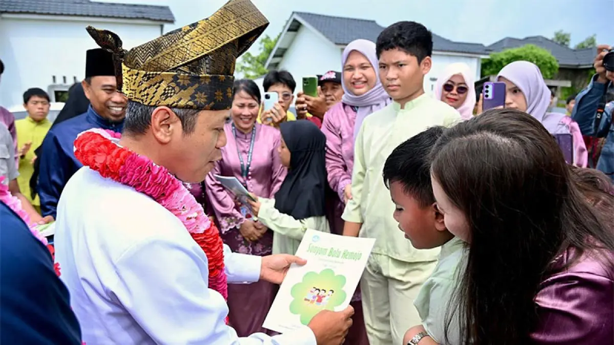 Wakil Menteri Pendidikan Dasar dan Menengah, Fajar Riza Ul Haq, saat berbincang dengan beberapa murid Sekolah Maitreyawira, belum lama ini. (MENDIKDASMEN UNTUK RIAUPOS.CO)