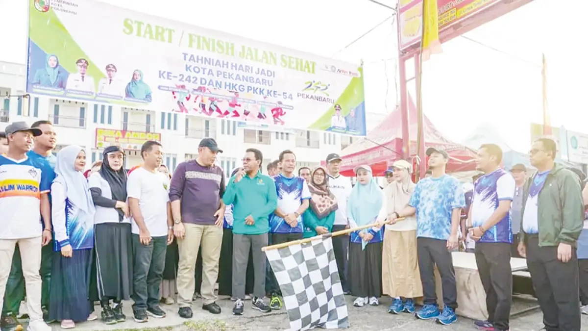 Wako Pekanbaru Agung Nugroho didampingi Ketua TP PKK Pekanbaru Sulastri Agung dan jajaran OPD Pemko Pekanbaru melepas jalan santai rangkaian Peringatan HUT ke-242 Kota Pekanbaru di Kecamatan Kulim, Ahad (7/6/2026). (PEMKO PEKANBARU UNTUK RIAU POS)