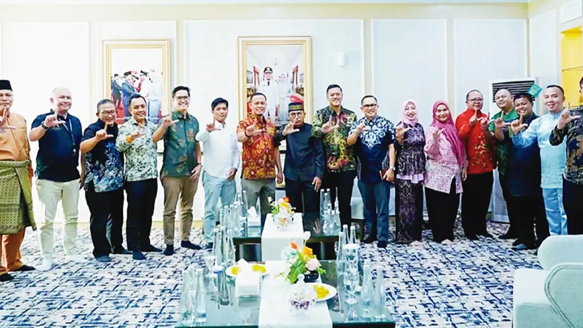 Wali Kota Pekanbaru Agung Nugroho foto bersama  Dewan Pimpinan Daerah (DPD) Indonesia Hotel General Manager Association (IHGMA) Riau yang melakukan audiensi di rumah dinas wali kota, Sabtu (6/6/2026). (Pemko Pekanbaru untuk Riau Pos)

