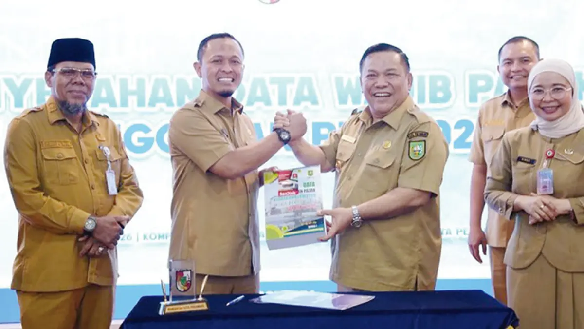 Wali Kota Pekanbaru Agung Nugroho berjabat tangan dengan Plt Gubri SF Haryanto didampingi Plh Sekdako Pekanbaru Syamsuir, Kepala Bapenda Pekanbaru T Denny Muharpan dan Kepala Bapenda Riau Ninno Wastikasari usai penyerahan data tunggakan PKB Kota Pekanbaru senilai Rp159 miliar, Senin (8/6/2026). (PEMKO PEKANBARU UNTUK RIAU POS)
