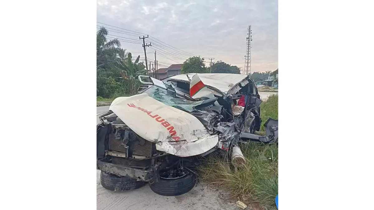 Kondisi mobil ambulans yang terbalik usai kecelakaan di ruas Tol Permai. Tampak petugas kepolisian melakukan evakuasi di lokasi kejadian, Ahad (7/6/2026) malam. Foto Insert, mobil ambulans setelah dievakuasi petugas dari lokasi kejadian. (DITLANTAS POLDA RIAU UNTUK RIAU POS/internet)