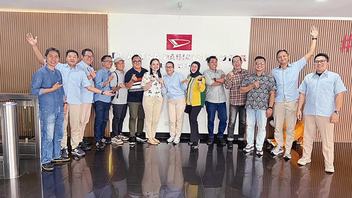 Direktur Marketing & Corporate Communication Director  PT Astra Daihatsu Motor (ADM) Sri Agung Handayani foto bersama saat menerima kunjungan Jawa Pos&nbsp;Jaringan&nbsp;Media Nusantara (JJMN) Biro Jakarta ke Kantor Pusat Astra Daihatsu Motor, baru-baru ini. (PT Astra Daihatsu Motor untuk Riau Pos)
