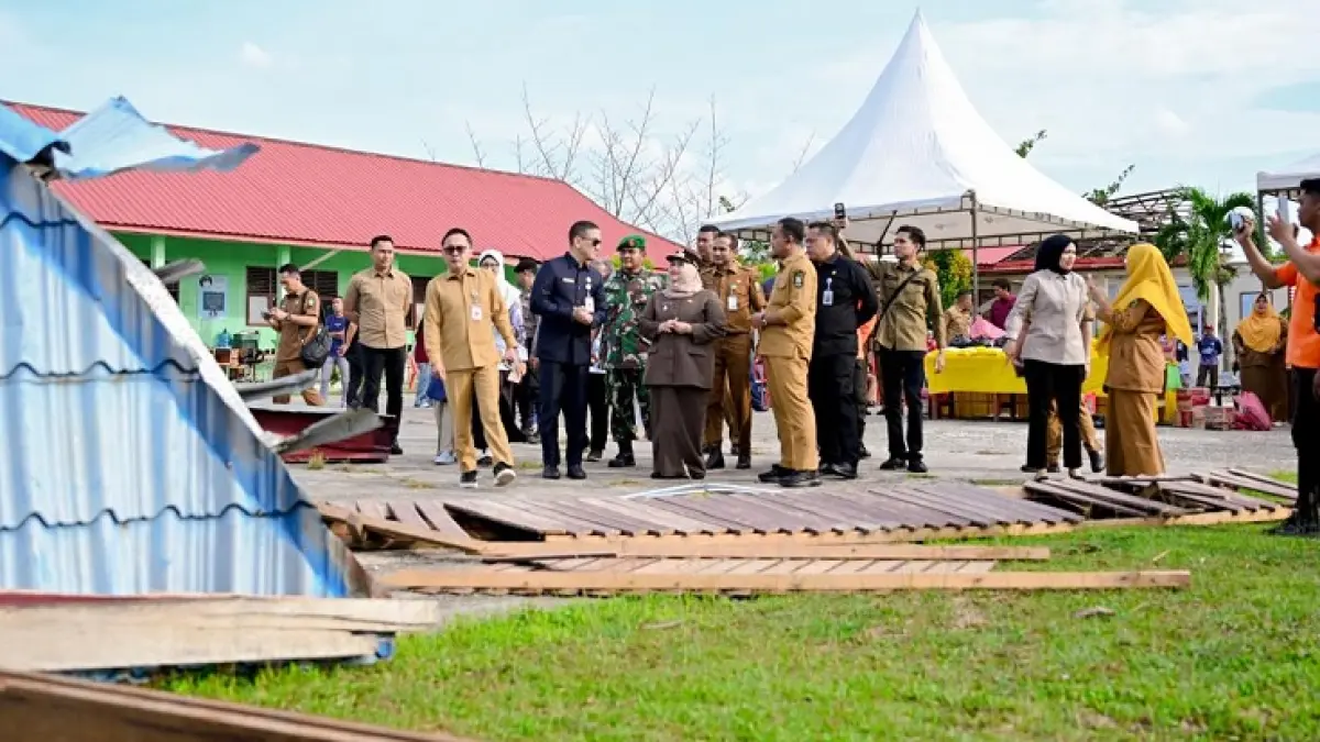 Bupati Bengkalis Kasmarni saat meninjau langsung kerusakan SMP Negeri 1 Bandar Laksamana akibat angin puting beliung di Desa Api-api, Kecamatan Bandar Laksamana, Selasa (9/6/2026). (Istimewa)