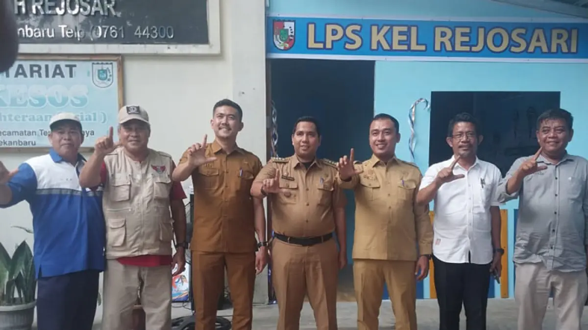 Kadis DLHK Kota Pekanbaru mewakili Wali Kota Pekanbaru H Agung Nugroho SE MM saat meresmikan kantor LPS Rejosari Kecamatan Tenayan Raya, yang dibangun tanpa APBD, Senin (8/6/2026) sore. Turut hadir Camat, Lurah Rejosari, Ketua LPS Rejosari, Juliardi dan pengurus LPS. (Istimewa)