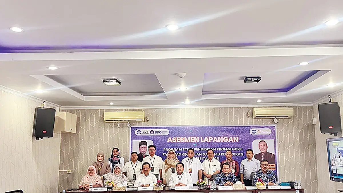 FOTO BERSAMA: Para pimpinan FKIP Unri foto bersama usai pembukaan asesmen lapangan akreditasi prodi PPG FKIP Unri, Senin (8/6/2026). (FKIP UNRI UNTUK RIAU POS)
