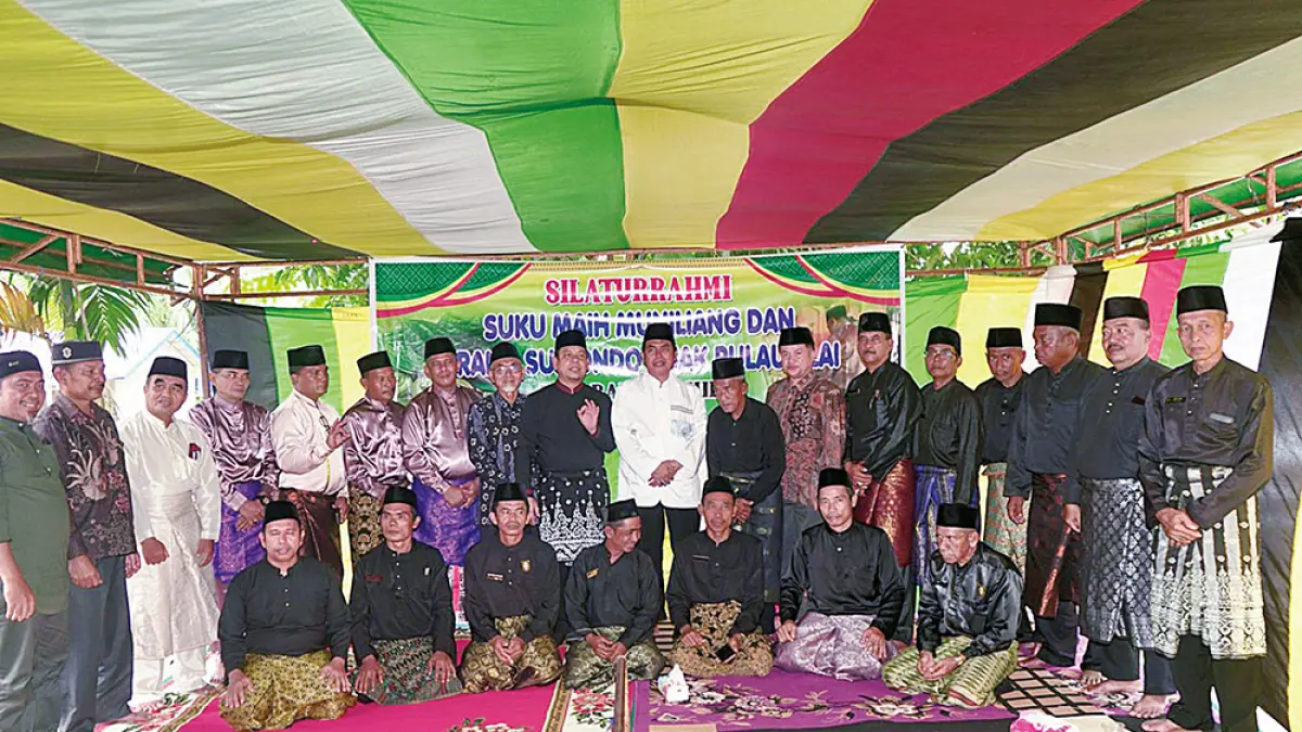 FOTO BERSAMA: Wabup Rohul H Syafaruddin Poti foto bersama usai menghadiri kegiatan silaturahmi Suku Maih&nbsp;Muniliang dan Urang Sumondo Puak Pulau Alai di Desa Sejati, Kecamatan Rambah Hilir, Ahad (7/6/2026). (PROKOPIM SETDA ROHUL UNTUK RIAU POS)