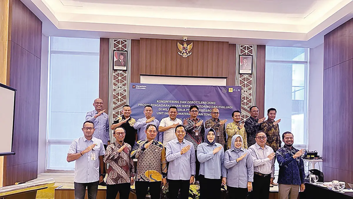 Jajaran PLN UIP Sumbagteng dan Kejaksaan Tinggi Riau berfoto bersama saat konsinyering pendampingan proyek strategis di wilayah kerja PLN UIP Sumbagteng di Batam, Kamis (4/6/2026). (pt pln (persero) untuk riau pos)