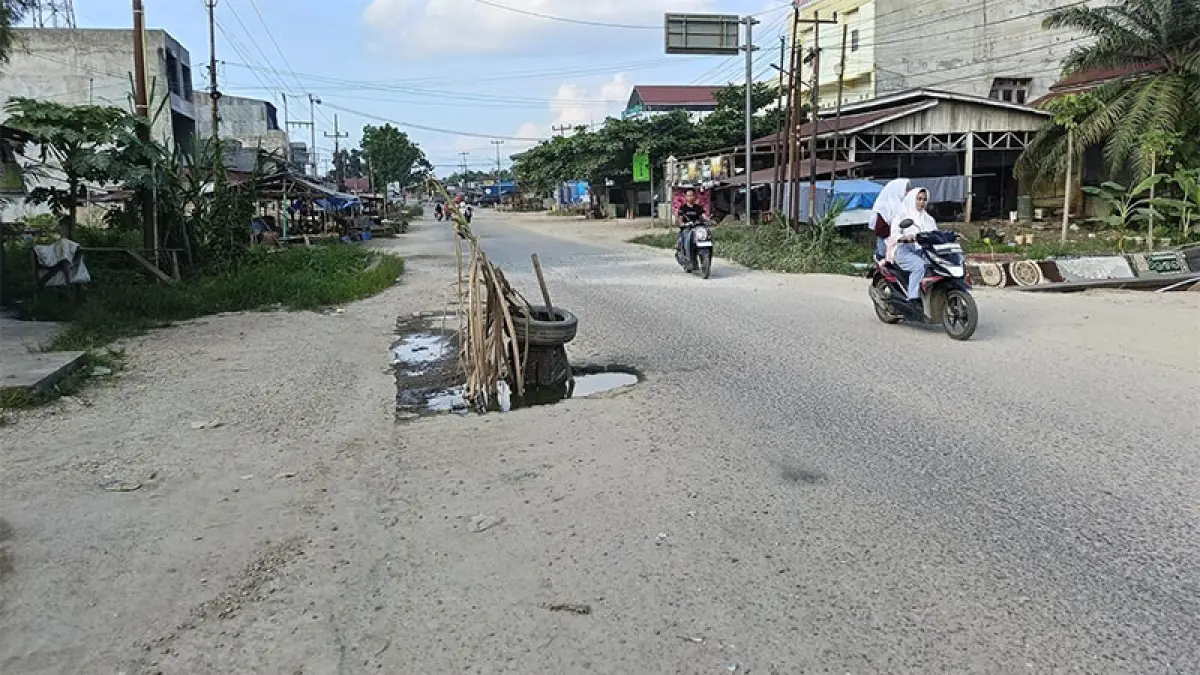 Jalan Pematang Reba-Pekan Heran belum dilakukan perbaikan akibat admistrasi peralihan status masih berproses. Foto Raja Kasmedi