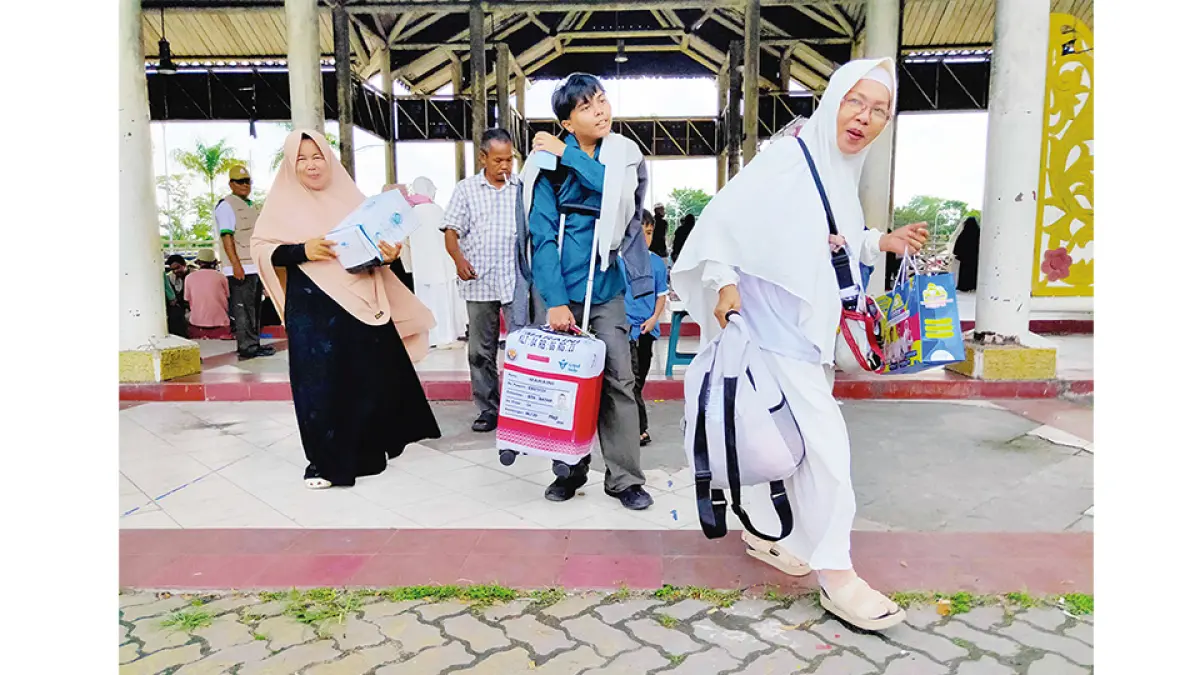 Jemaah Haji Pekanbaru saat tiba di kawasan Bandar Seni Raja Ali Haji setelah menjalankan ibadah haji di tanah suci Makkah, Sabtu (6/6/2026). (EVAN GUNANZAR/RIAU POS)