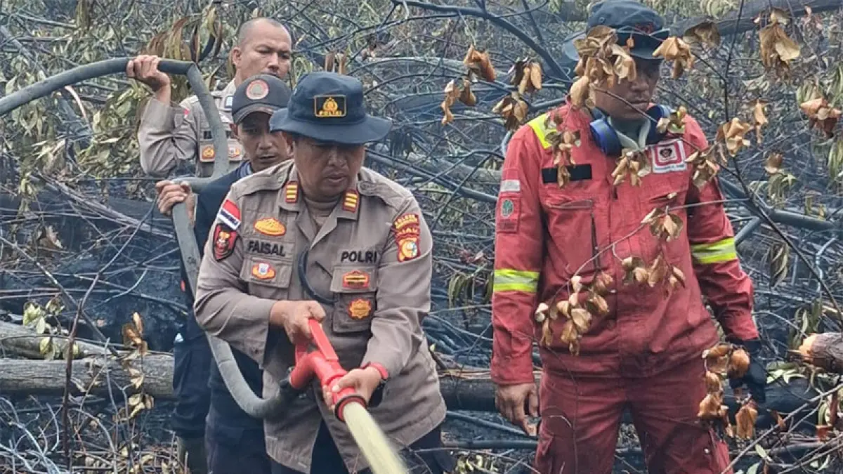 Kapolsek Rupat AKP Faisal melakukan pendinginan di lahan koridor hutan akasia liar sepadan PT SRL dan PT Priatama , Senin (8/6/2026). Foto Polsek Rupat