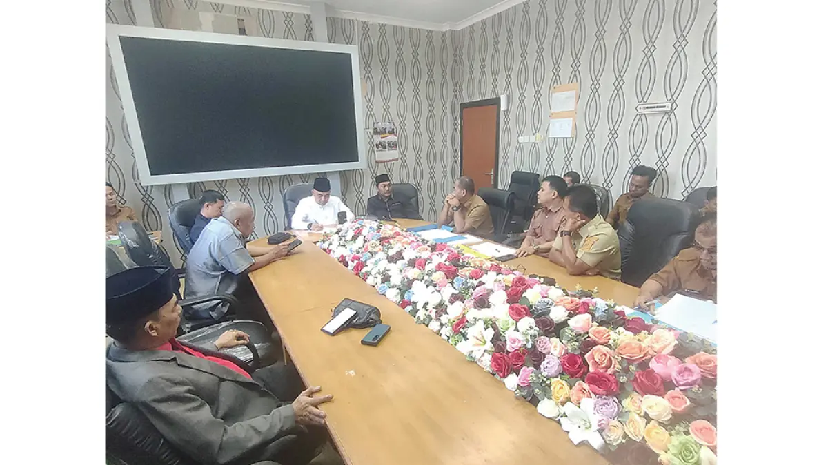 Ketua Komisi II DPRD  Kampar Tony Hidayat memimpin Rapat Dengar Pendapat (RDP) dengan Dinas Sosial di ruang rapat Komisi II, Senin (8/6/2026). (DPRD Kampar untuk Riau Pos)

