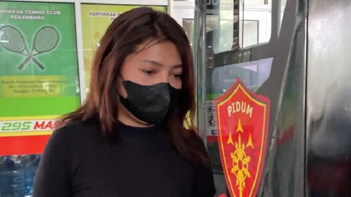Mantan Putri Indonesia Riau 2024, Jeni Rahmadial Fitri sata hendak menaiki mobil tahanan kejaksaan. (Afiat Ananda/Riaupos.co)