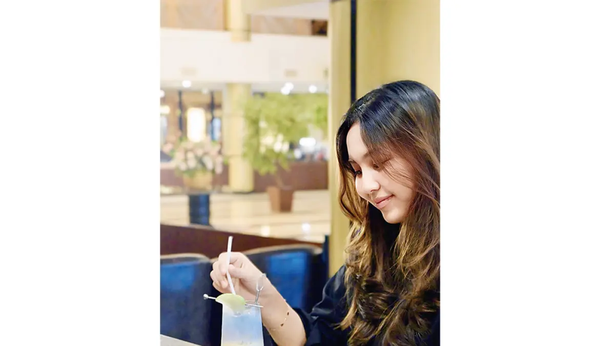 Menikmati kesegaran minuman Selendang Ayu per­sembahan Grand Elite Hotel Pe­kanbaru sempena hari jadi ke-242 Kota Pekanbaru. (Grand Elite Hotel Pekanbaru untuk Riau Pos)