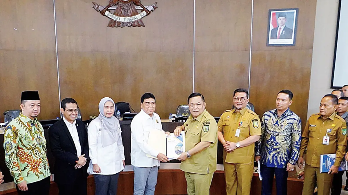 Plt Gubernur Riau SF Hariyanto menyerahkan proposal rencana pembangunan Provinsi Riau kepada pemimpin Forum DPR RI Dapil Riau Achmad di Pekanbaru, Senin (8/6/2026). (Diskominfo Riau untuk Riau Pos)
