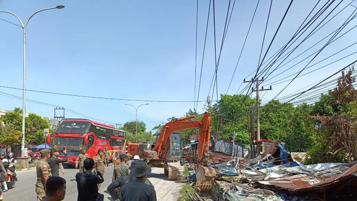 Satpol-PP Pekanbaru membongkar bangunan liar PKL yang berada di Jalan HR Soebrantas Panam, Selasa (9/6/2026). (Dofi Iskandar/Riaupos.co)