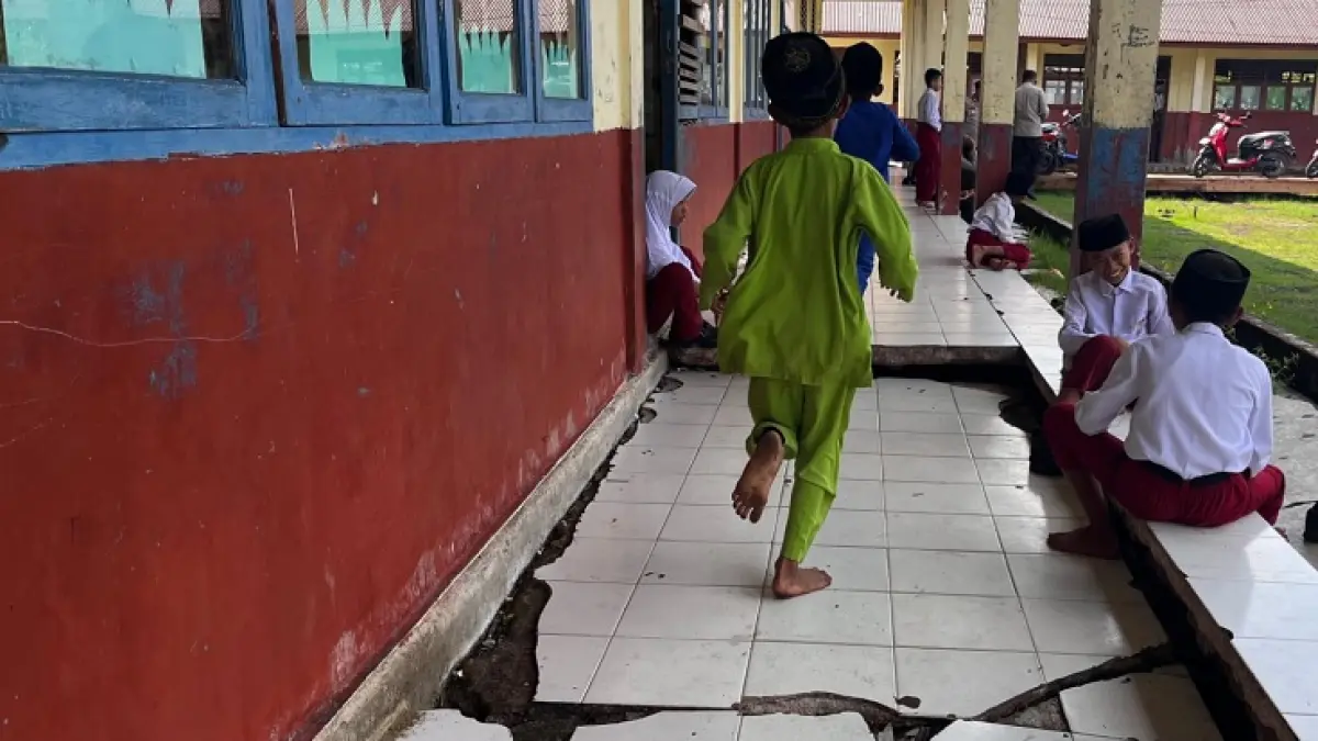 Sejumlah peserta didik SDN 018 Dusun Semulut Desa Banglas Barat Kecamatan Tebingtinggi, Kepulauan Meranti bermain di teras sekolah yang rusak parah.(Wira Saputra/Riaupos.co)