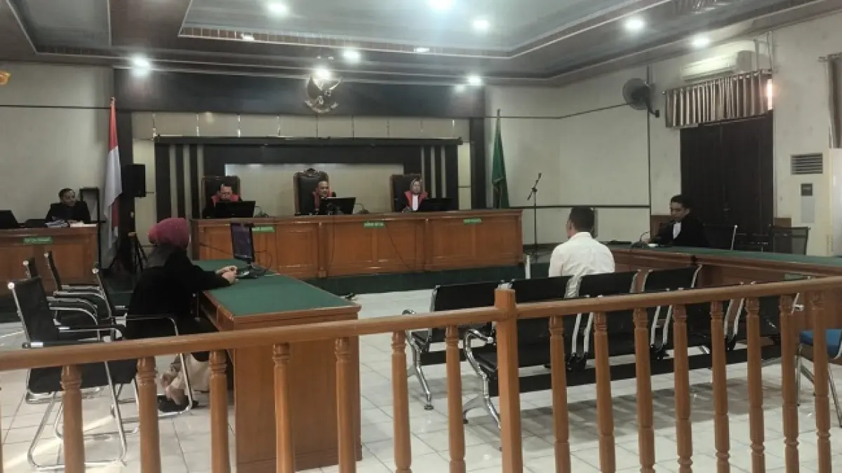 Terdakwa perkara perintangan penyidikan dugaan kasus korupsi, Jhonny Andrean mendengarkan pembacaan putusan Majelis Hakim Tipikor Pekanbaru, Selasa (9/6/2026). (Hendrawan Kariman/Riaupos.co)