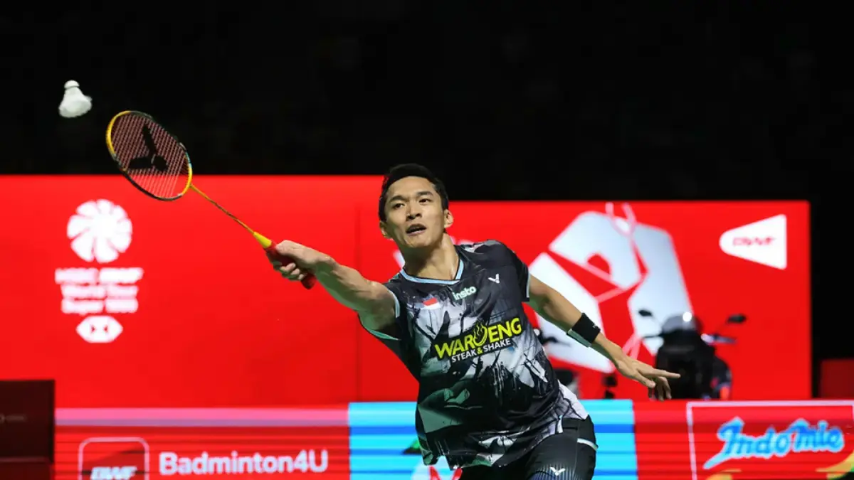 Tungga Putra Indonesia Jonatan Christie saat bertanding menghadapi wakil Kanada Viktor Lai pada Final Indonesia Open di Istora Senayan, Jakarta, Ahad (7/6/2026). (Dery Ridwansah/Jawa Pos)