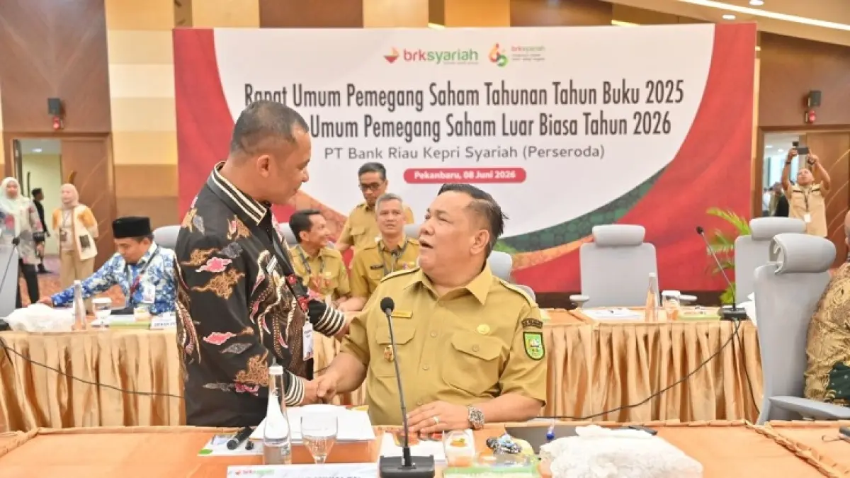 Wabup Bagus Santoso menyalami Plt Gubri SF Haryanto saat menghadiri RUPS tahunan tahun buku 2025 dan RUPS-LB Tahun 2026 PT Bank Riau Kepri Syariah (Perseroda) di Ballroom Menara Dang Merdu BRK Syariah Pekanbaru, Senin (8/6/2026). (Istimewa)