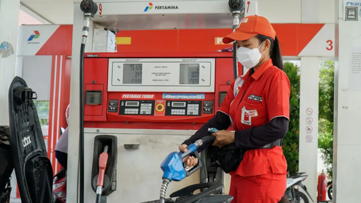 Petugas mengisi BBM jenis Pertamax92 di salah satu SPBU di Jalan Melur, Pekanbaru, Rabu (10/6/2026)  PT Pertamina Patra Niaga resmi menaikkan harga BBM untuk produk Pertamax dan Pertamax Green, di Riau saat ini harga Pertamax (Ron 92) resmi naik menjadi Rp17 ribu per liter. (Mhd Akhwan/Riau Pos)