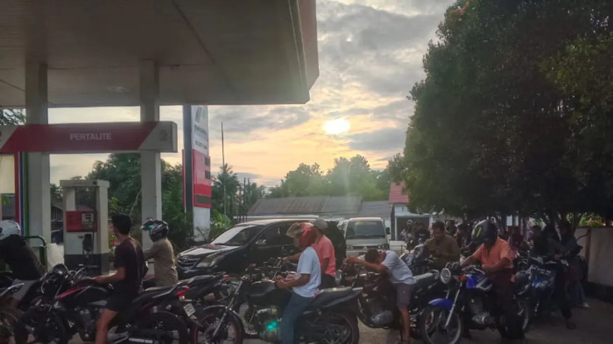 Antrean BBM di SPBU Jalan Bantan Bengkalis mengular sampai ke Jalan Sepakat yang disebabkan keterlambatan masuknya mobil tangki BBM ke SPBU tersebut pada, Rabu (10/6/2026). (Abu Kasim/Riaupos.co)