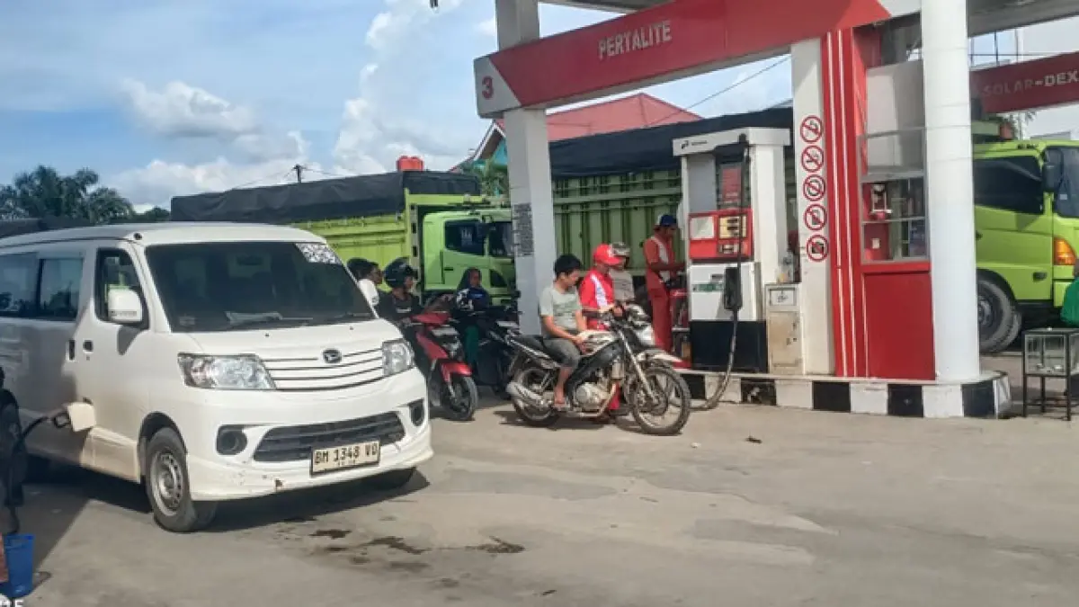 Antrean kendaraan tampak mengular di jalur Pertalite SPBU PT&nbsp;Salindra&nbsp;Perkasa 14.283.633 Jalan Lintas Timur Kelurahan Pangkalan Kerinci Kota Kecamatan Pangkalan Kerinci dampak naiknya harga Pertamax, Rabu (10/6/2026) sore.&nbsp;(Amin/Riaupos.co)