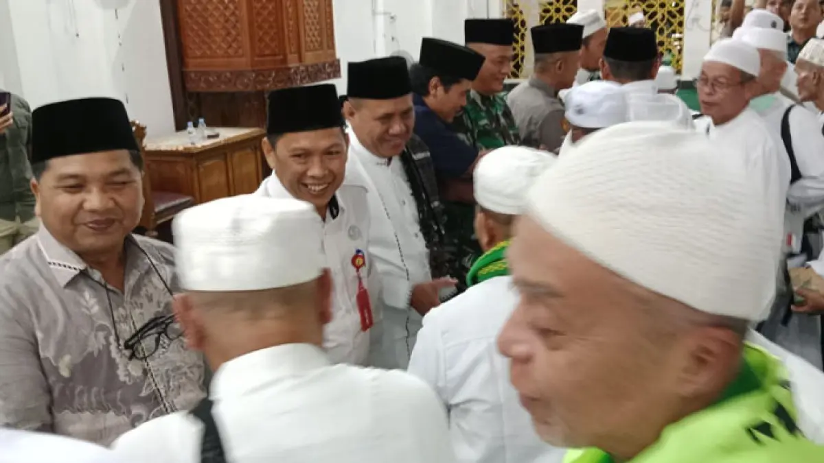 Asisten III Setda Kuansing Drs Azhar MM, Ketua DPRD H Juprizal SE MSi, Kakan Kemenhaj Kuansing H Armadis SAg MPd menyambut kepulangan jemaah haji Kuansing, Rabu (10/6/2026) malalam di Masjid Ar Raudha Kuansing. (Desriandi Candra/Riaupos.co)