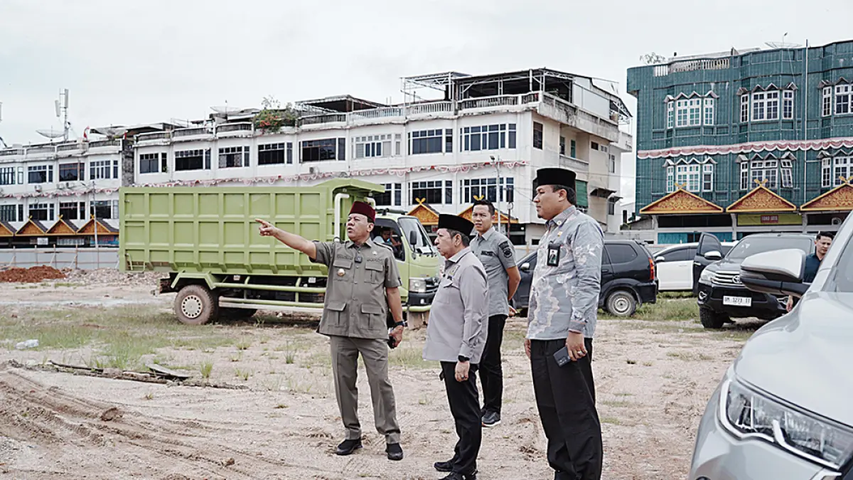 Bupati Kuansing Dr H Suhardiman Amby MM bersama Asisten I Setdaprov Riau H Zulkifli Syukur, Kakan Kemenag Kuansing H Suhelmon MA meninjau pembangunan Astaqa MTQ Riau di eks Pasar Bawah-Taman Jalur Telukkuantan.&nbsp;(DESRIANDI CANDRA/RIAU POS)