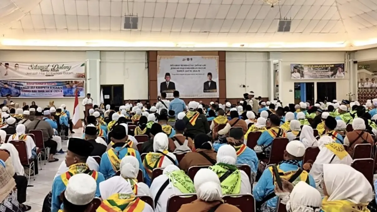 Bupati Rohul Anton memberikan sambutan secara resmi kedatangan 445 jemaah haji Kloter 8 Debarkasi Batam bertempat di Asrama Haji Batam, Rabu (10/6/2026) dini hari. (Prokopim Setda Rohul untuk Riaupos.co)