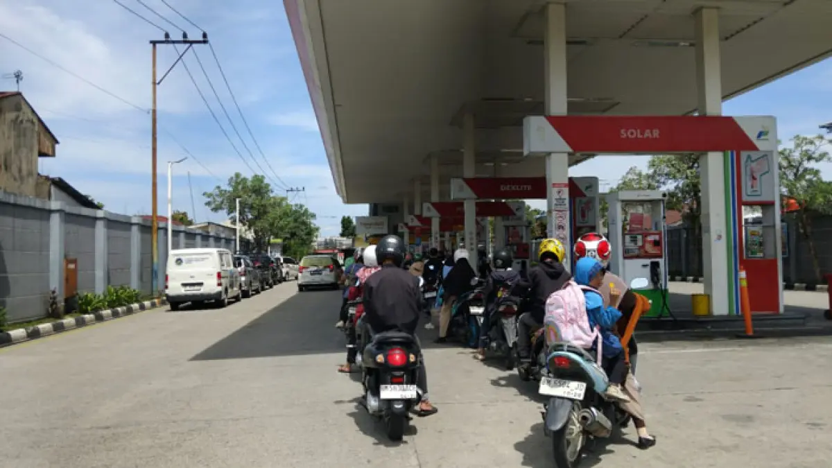 Di SPBU Jalan HR Soebrantas, antrean kendaraan tampak mengular pada jalur pengisian Pertalite. (Joko Susilo/Riaupos.co)