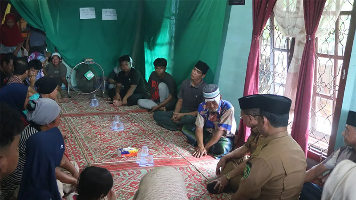 Endi menceritakan kejadian yang dialaminya saat Bupati Rohil dan rombongan takziah di rumah duka di Jalan Siak, Bagansiapiapi, Selasa (9/6/2026). (Zulfadhli).