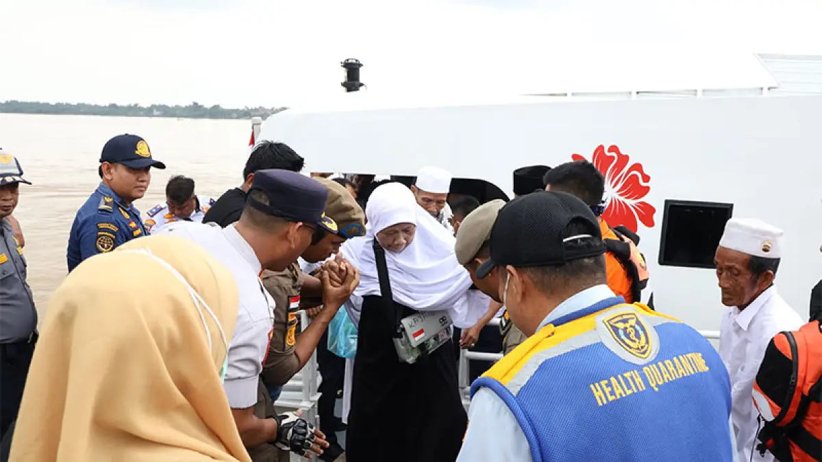 Jemaah Haji Inhil tiba di Tembilahan menggunakan kapal cepat dan disambut Wakil Bupati Yuliantini dan sanak saudara di Pelabuhan Lasdap Tembilahan, Selasa (9/6/2026).(Istimewa)