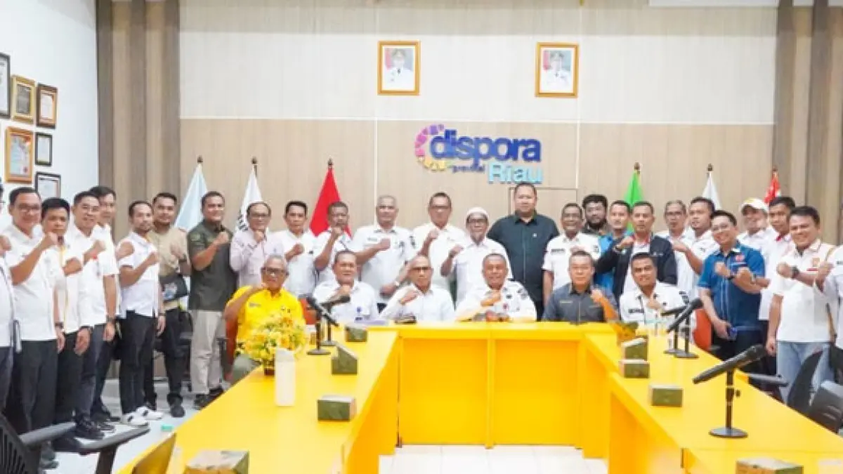 Kadispora Riau Yurnalis Basri foto bersama perwakilan KONI Riau dan Dispora kabupaten/kota usai pertemuan membahas Porprov Riau XI di Aula Dispora Riau Jalan Sutomo Pekanbaru, Rabu (10/6/2026).(Dispora Riau untuk Riaupos.co)