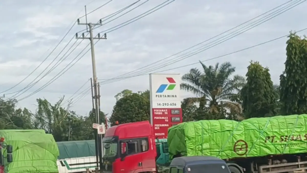 Kendaraan yang akan mengisi BBM di SPBU Jalan Lintas Timur Kelurahan Pematang Reba Kecamatan Rengat Barat terlihat padat, Rabu (10/6/2026). (Kasmedi/Riaupos.co)