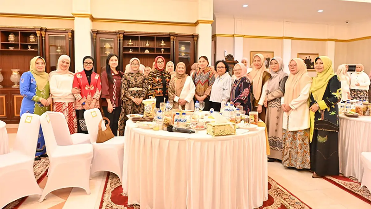 Ketua Dekranasda Bengkalis Siti Aisyah foto bersama diacara makan malam bersama Seruni Provinsi Riau di kediaman Wakil Gubernur Riau, Selasa (9/6/2026) malam. (Foto Diskominfotik Bengkalis)