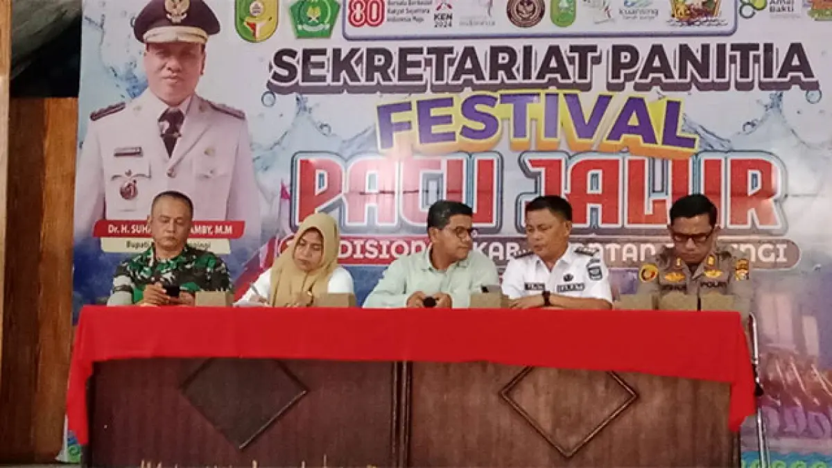 Ketua Panitia Pacu Jalur Rayon II Indra Sukri ST MPd, Camat Kuantan Tengah Eka Putra SSos MSi ikut membahas persiapan Pacu Jalur Rayon II, Rabu (10/6/2026) di gedung Narosa Teluk Kuantan. Foto Desriandi Candra