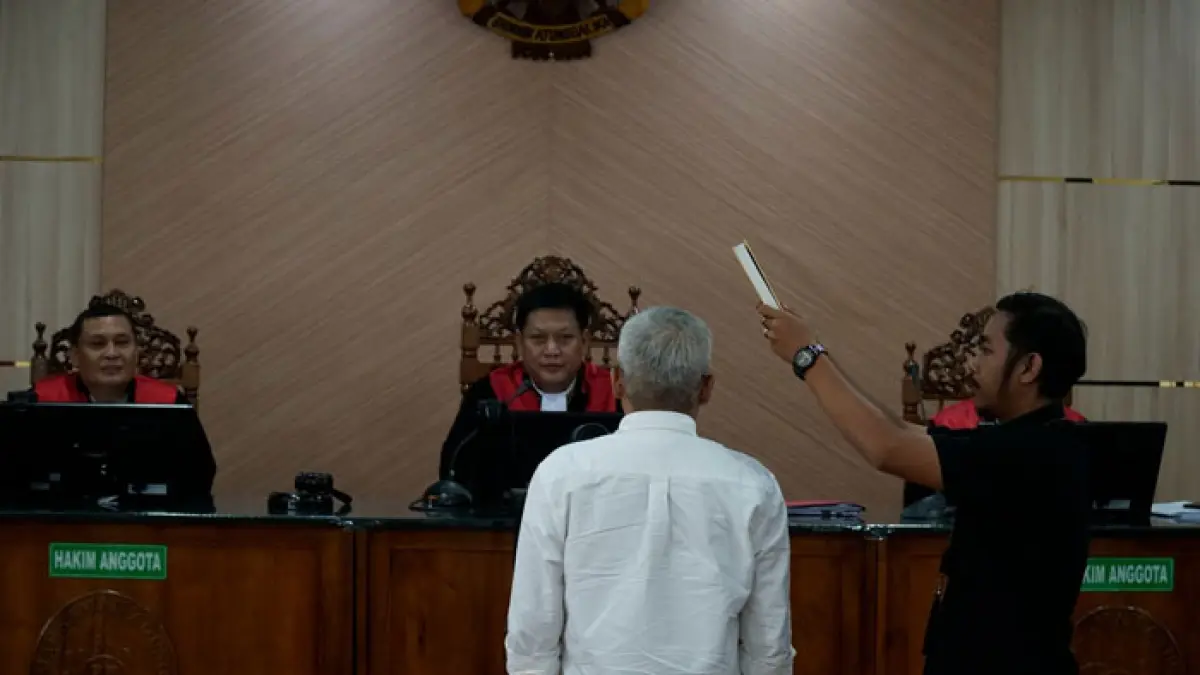 Mantan Kadis PUPR- PKPP Riau M Arief  bersumpah di hadapan Majelis Hakim saat menjadi saksi dalam sidang terdakwa Dani M Nursalam di Pengadilan Tipikor PN Pekanbaru, Rabu (10/6/2026). (Mhd Akhwan/Riau Pos)