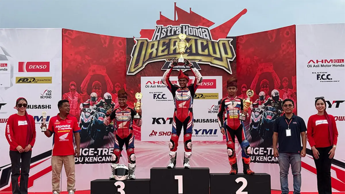 Para pemenang AHDC 2026 Regional Riau berfoto bersama di podium usai perlombaan di Sirkuit Permanen Sport Centre Bangkinang, belum lama ini. (Istimewa)