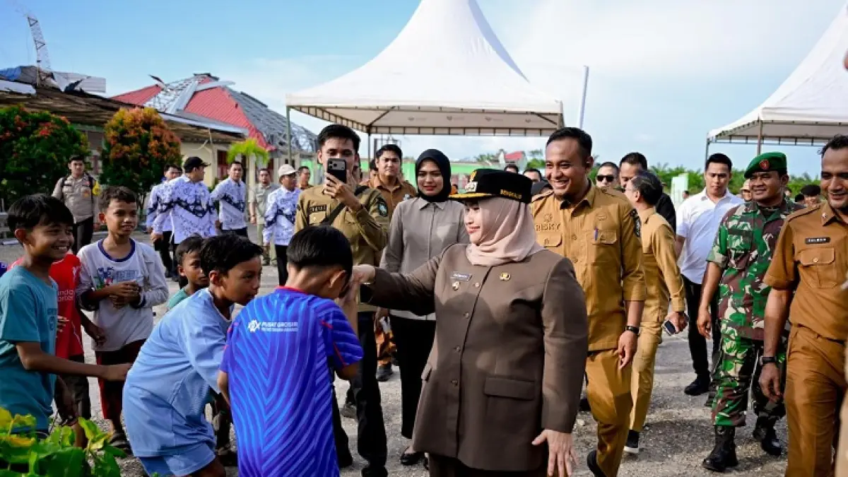 Pascamusibah angin puting beliung yang menerjang SMPN1 Bandar Laksamana, Bupati Bengkalis Kasmarni langsung meninjau lokasi dan menjumpai siswa agar tetap semangat untuk mengikuti ujian akhir, Selasa (9/6/2026). (Istimewa)