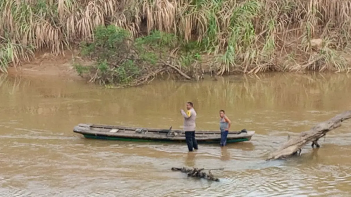 Personel Polsek Seberida bersama warga ikut melakukan pencarian terhadap korban tenggelam di Sungai Cenaku, Rabu (10/6/2026). (Humas Polres Inhu untuk Riaupos.co)