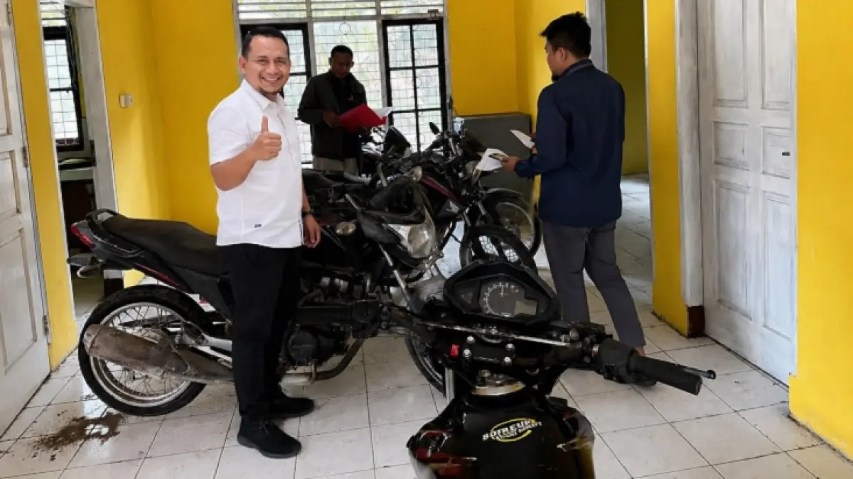 Plt Kabid Pengelolaan Aset Daerah BPKAD Kuansing, Fajrul Ramadhani meninjau unit sepeda motor yang akan dilelang, Rabu (10/6/2026). (Istimewa)