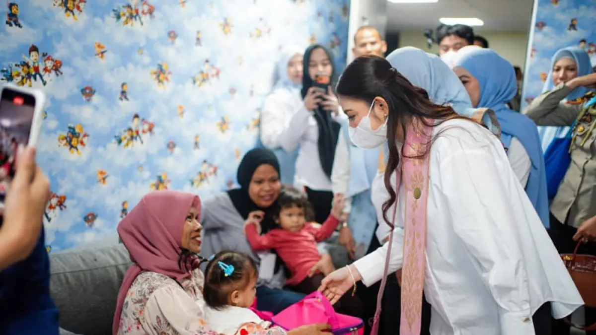 Selvi Gibran saat menyapa pasien anak di RSUD Arifin Achmad, Rabu (10/6/2026). (Diskominfo Riau untuk Riaupos.co)