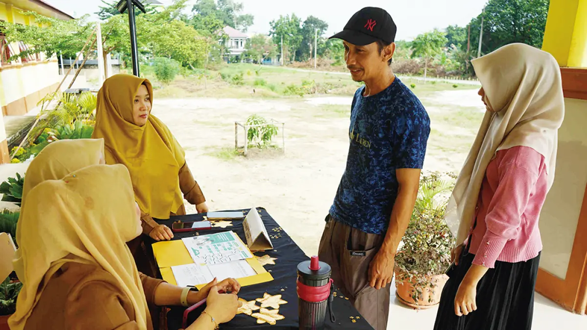 Seorang warga bersama anaknya berkonsultasi dengan pihak sekolah terkait Seleksi Penerimaan Murid Baru di SMAN 19 Pekanbaru, Senin (8/6/2026). (EVAN GUNANZAR/RIAU POS)
